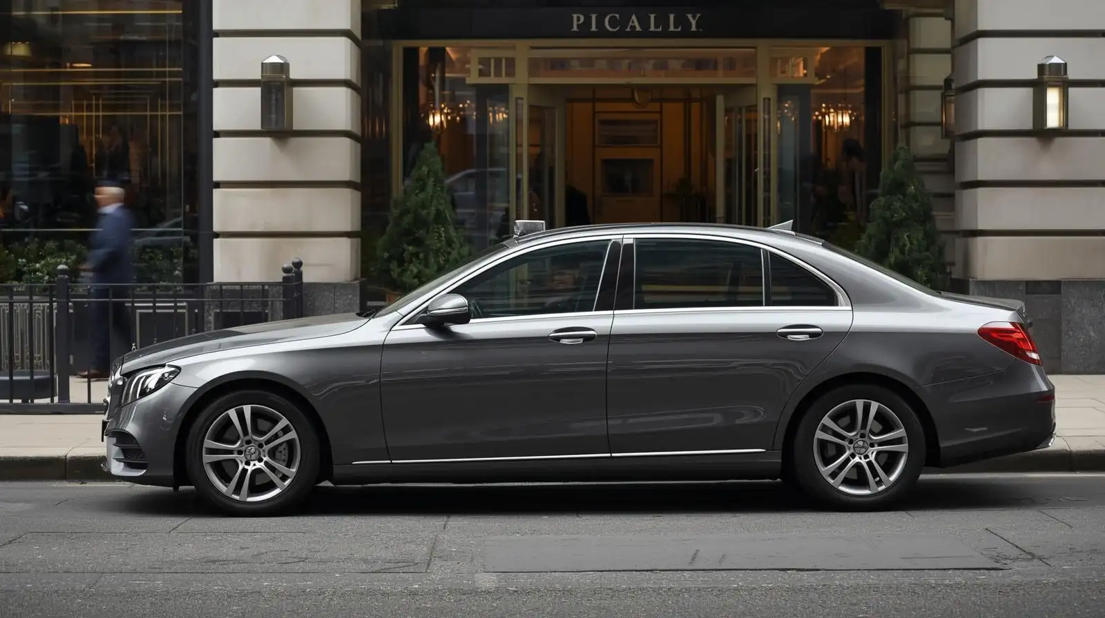 Piccadilly London West End Taxi to Luton Airport Transfer