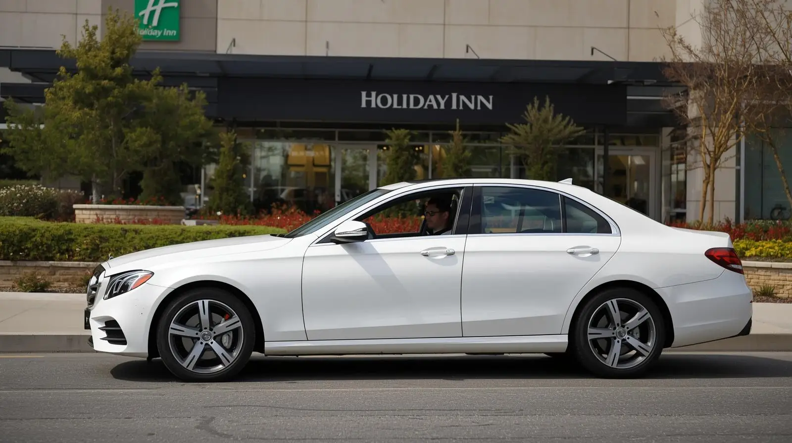 Holiday Inn Camden Lock Taxi to Luton Airport | Book