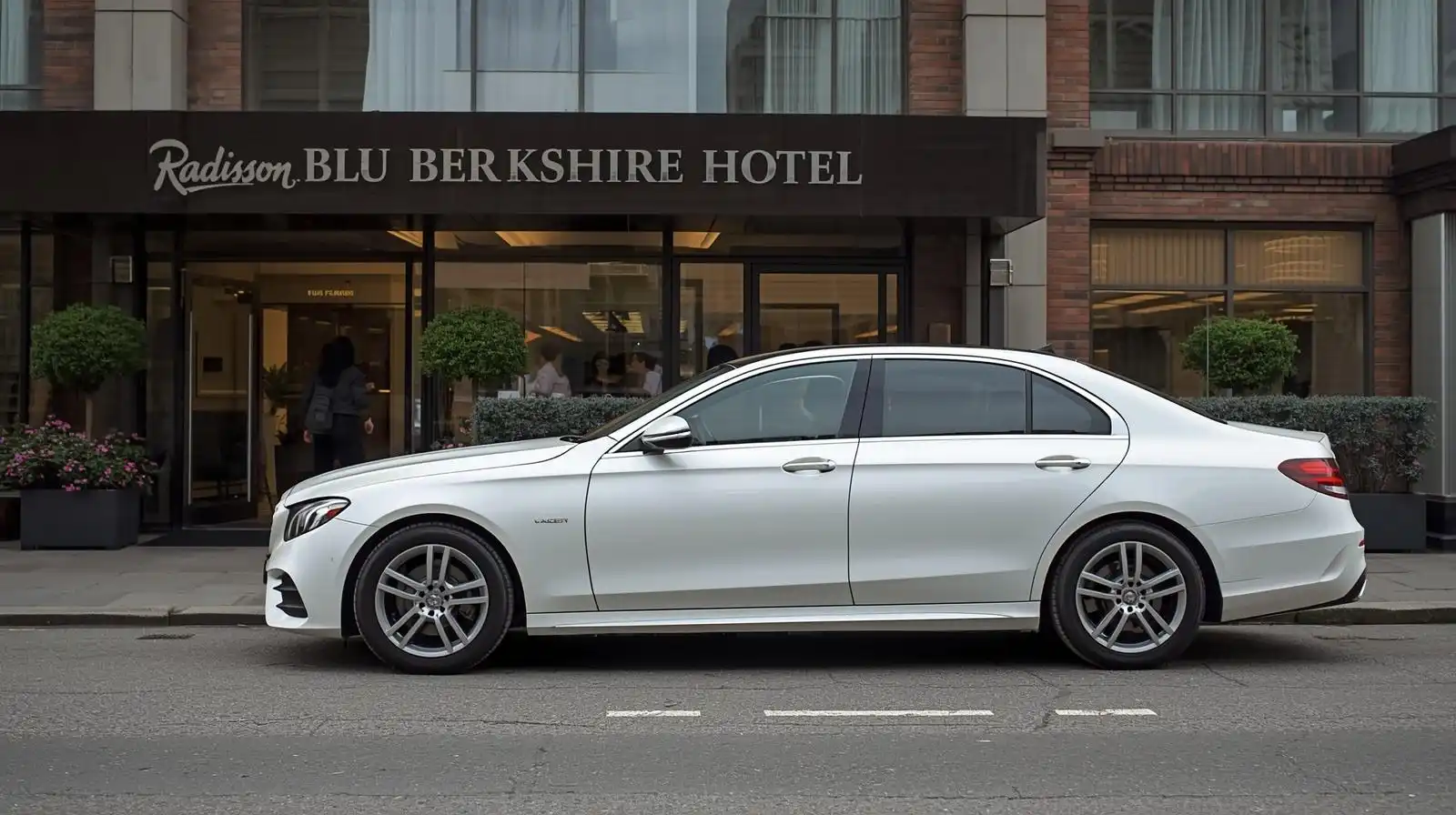 Radisson Blu Berkshire Hotel Taxi to Luton Airport Transfer