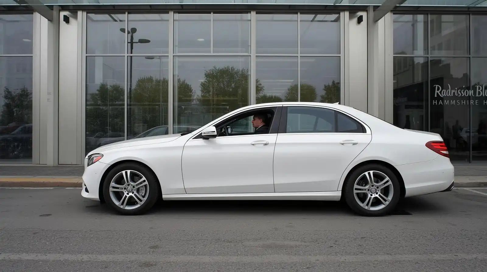 Radisson Blu Hampshire Hotel Taxi to Luton Airport