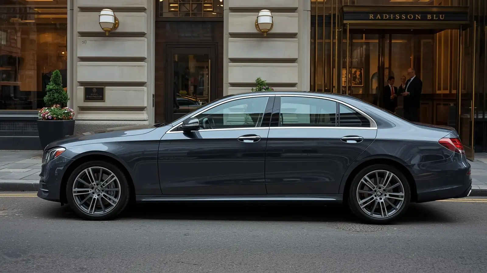 Radisson Blu Leicester Square Taxi Transfer to Luton