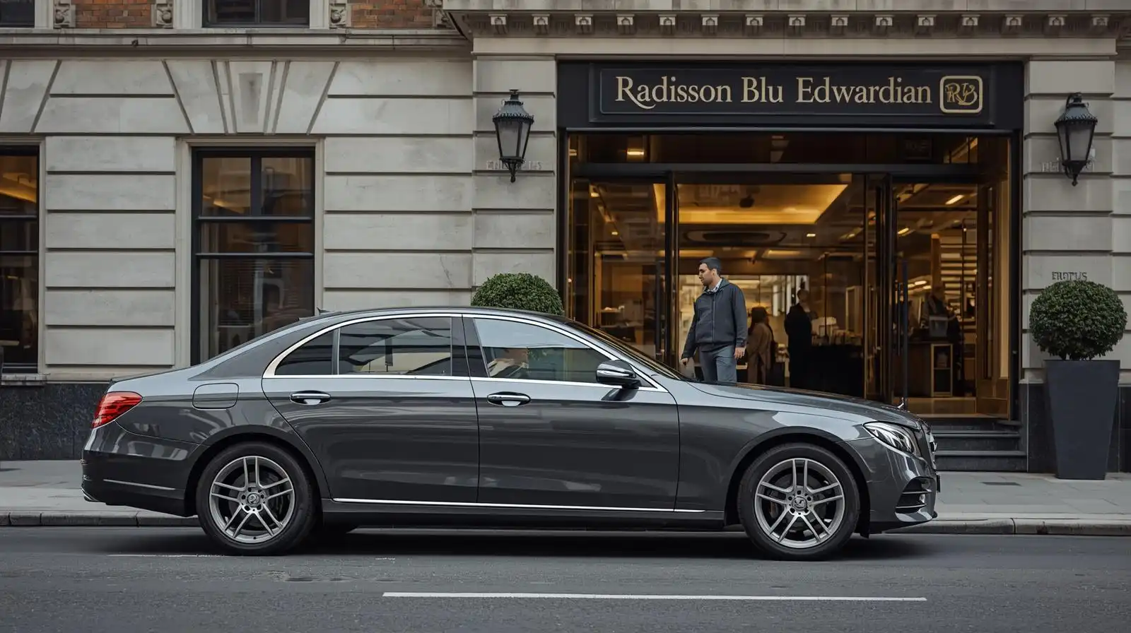 Radisson Blu Mountbatten Hotel Taxi  Luton Airport Transfers