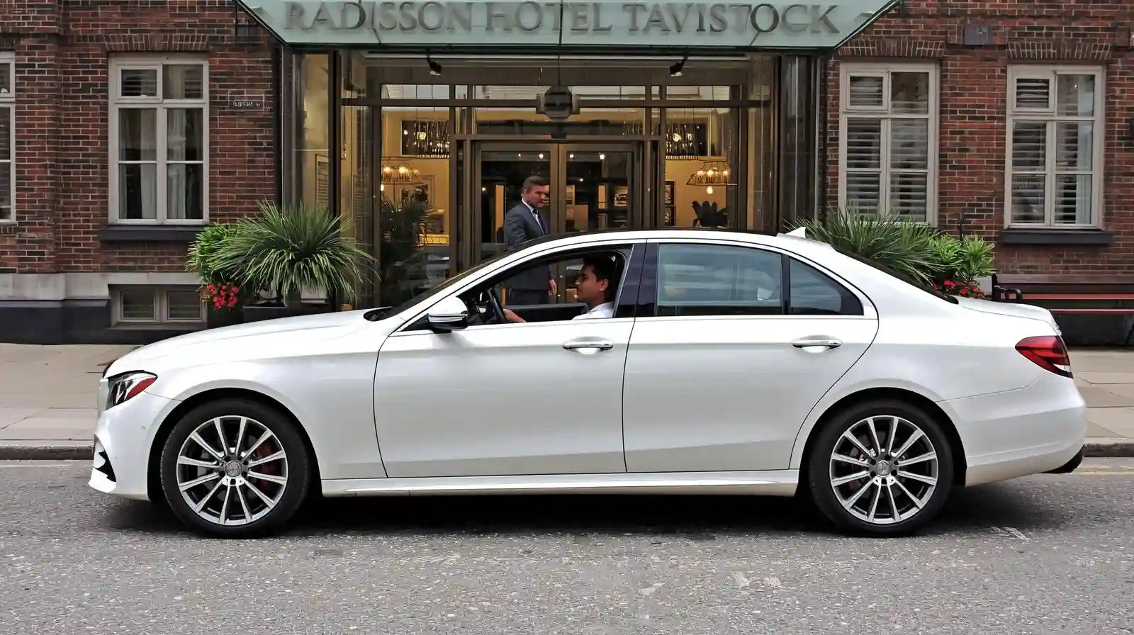Tavistock Hotel Taxi  Reliable Transfers to Luton Airport