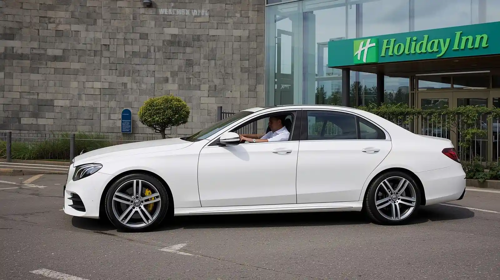 Holiday Inn Brentwood M25 JCT28 Taxi to Luton Airport