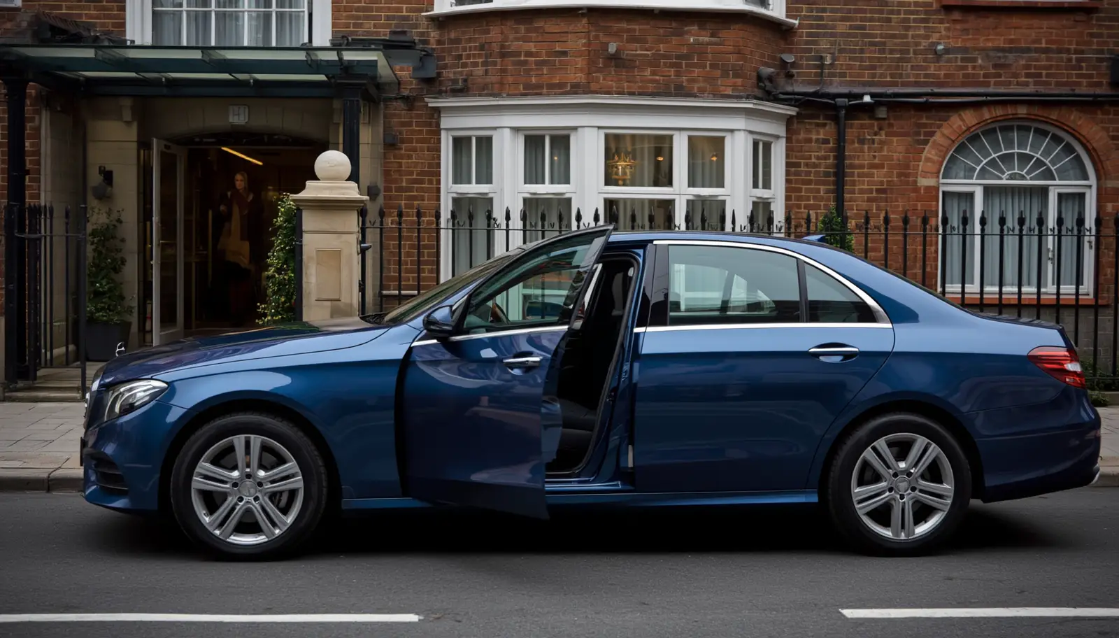 Marlin Apartments Stratford Taxi to Luton Airport