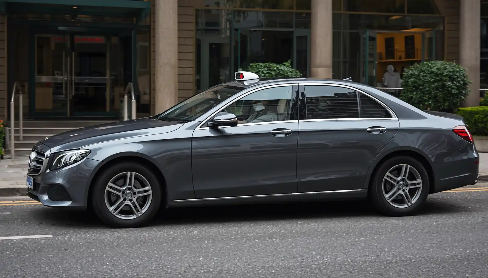 Copthorne Tara Hotel Taxi Transfer to Luton Airport  SBC