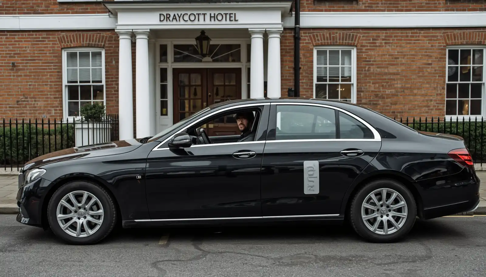 Draycott Hotel Taxi to Luton Airport Transfers