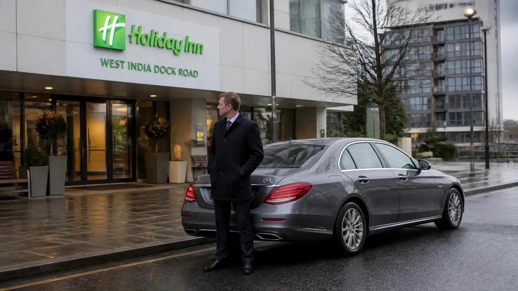 Holiday Inn West India Dock Road Taxi Transfer to Luton